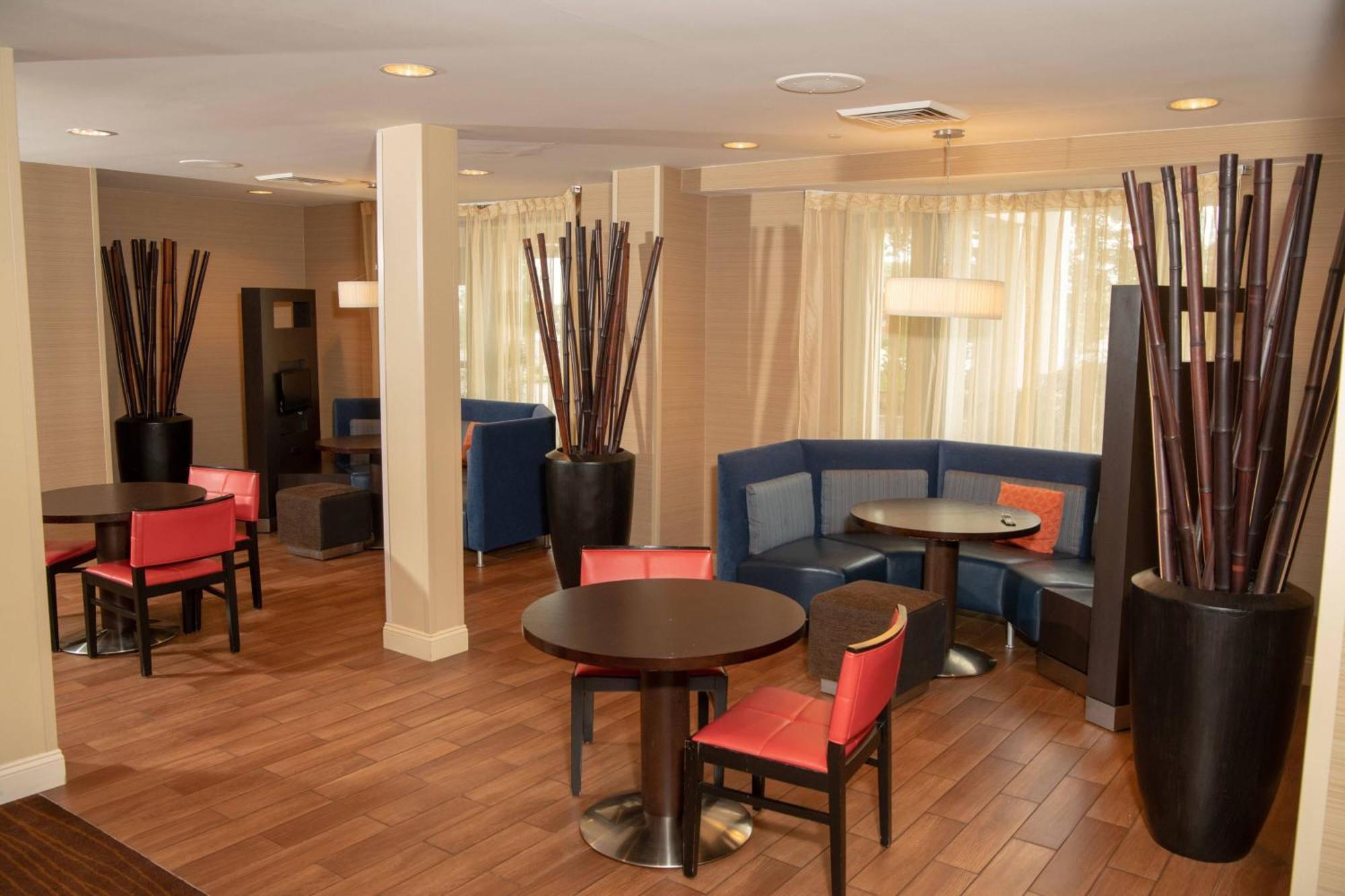 Courtyard By Marriott Erie Ambassador Conference Center Hotel Exterior photo