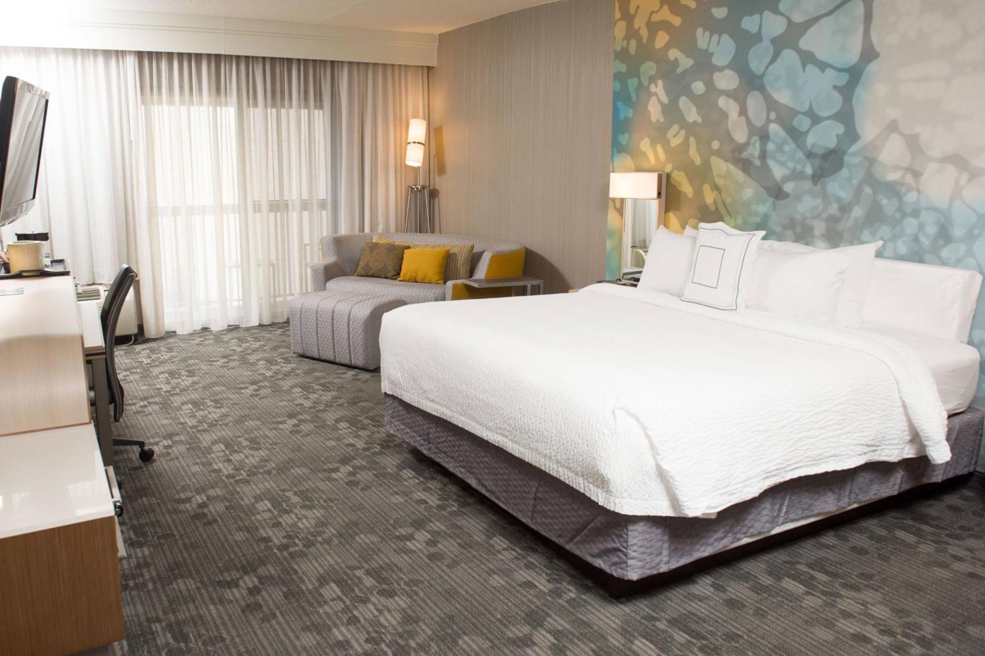 Courtyard By Marriott Erie Ambassador Conference Center Hotel Exterior photo