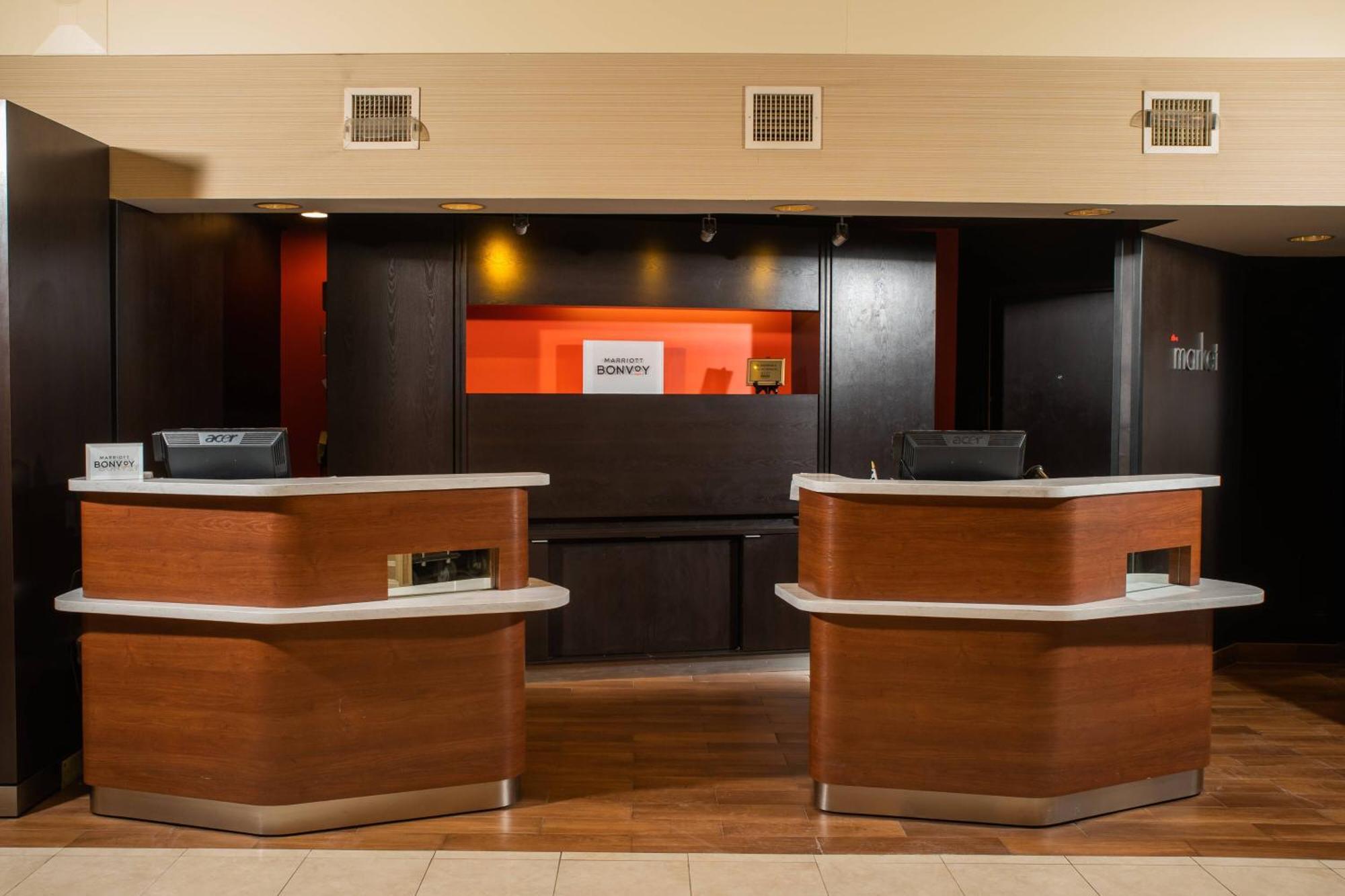 Courtyard By Marriott Erie Ambassador Conference Center Hotel Exterior photo