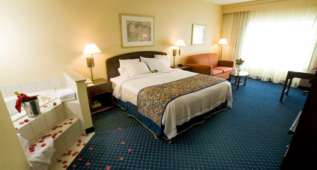 Courtyard By Marriott Erie Ambassador Conference Center Hotel Exterior photo